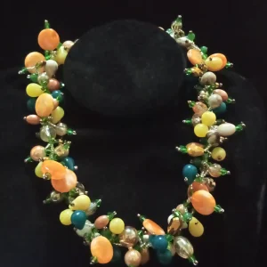 Collier de perles fait mains, couleurs jaune, orange et verte